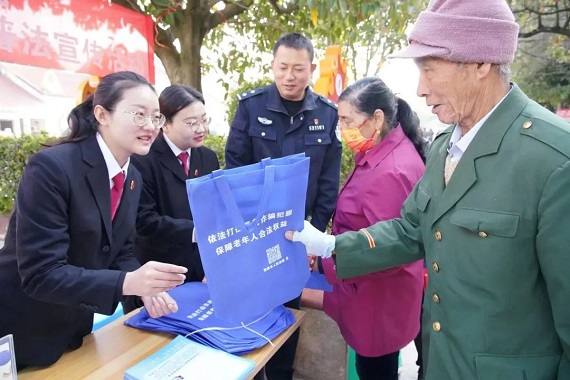 楚雄市人民法院：“五精準”讓基層普法“燃”起來