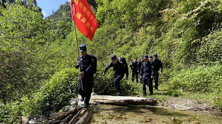 他們在高黎貢山原始森林無人區(qū)內踩出了一條“巡邏之路”