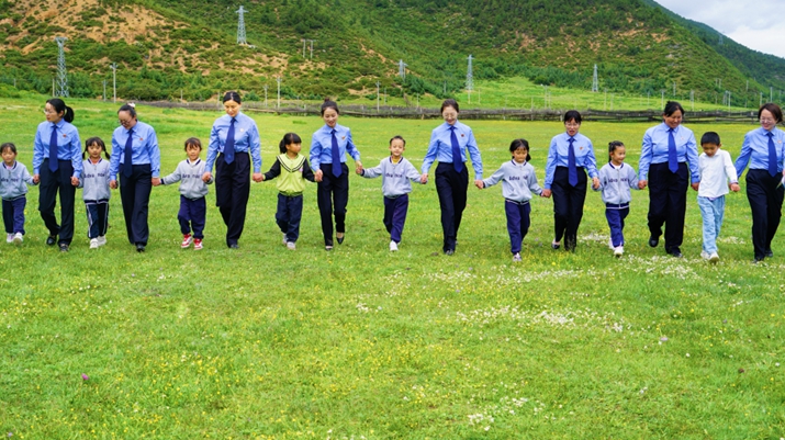 迪慶格桑花未檢團隊為快樂鳥幼兒園小朋友送去一份特殊的“畢業(yè)禮物”